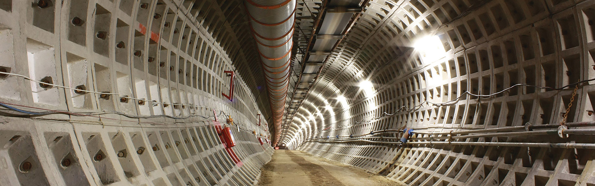Redpath a terminé le développement d'un tunnel de sable dans une mine de diamants remise en service située dans une région exceptionnellement éloignée. Le projet était une première mondiale sans précédent avec 6,1 m de diamètre sur 473 m de longueur.